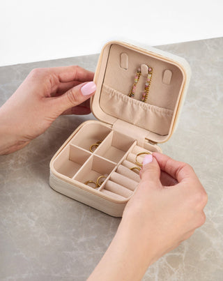 Mala kutija za nakit s odjeljcima, valjcima i kukama, krem Mys_1