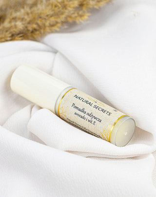 Natural Secrets Hranjivi ruž za usne s karite maslacem koji regenerira ispucale usne - 2