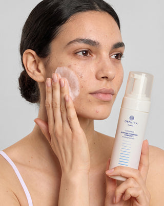 Pjena za čišćenje za osjetljivu i aknama sklonu kožu s betainom, pantenolom i alantoinom Cleansing Orphica Clinic 150 ml - 3